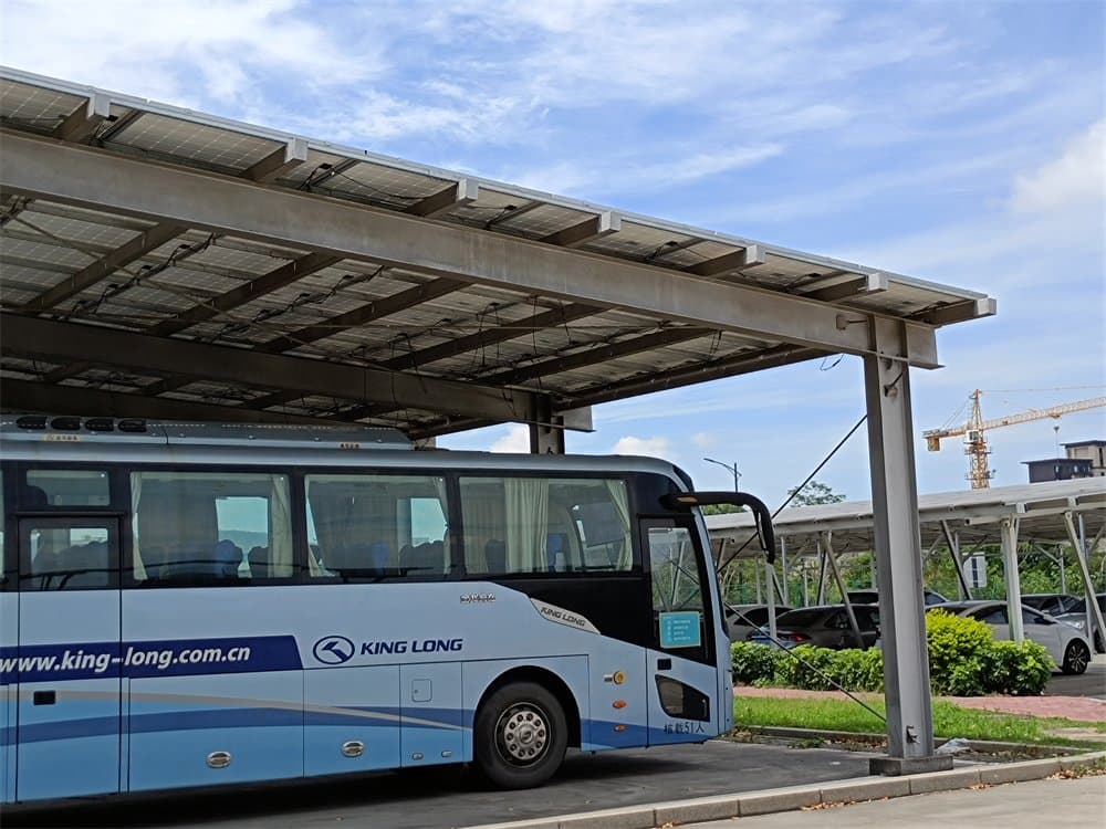 Монтаж стальной солнечной конструкции для парковки автобусов