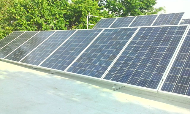 Монтаж солнечной панели на плоской крыше с регулируемым наклоном