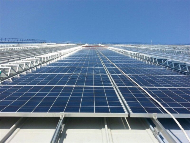 Монтаж солнечной батареи со стоячим фальцем на крыше