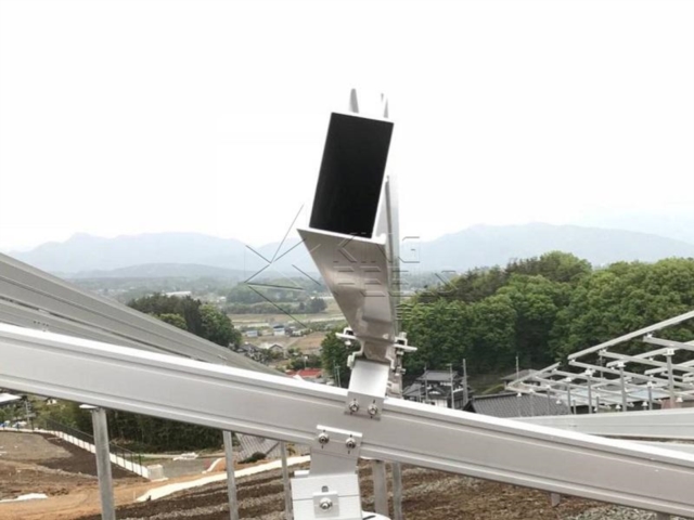 Система крепления к земле на наклонной рейке для установки на столб солнечной панели